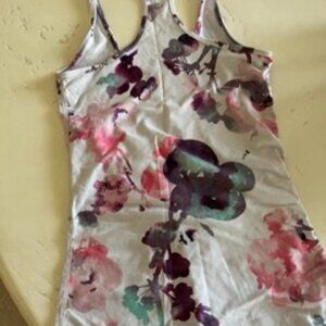 Lululemon floral tank tap